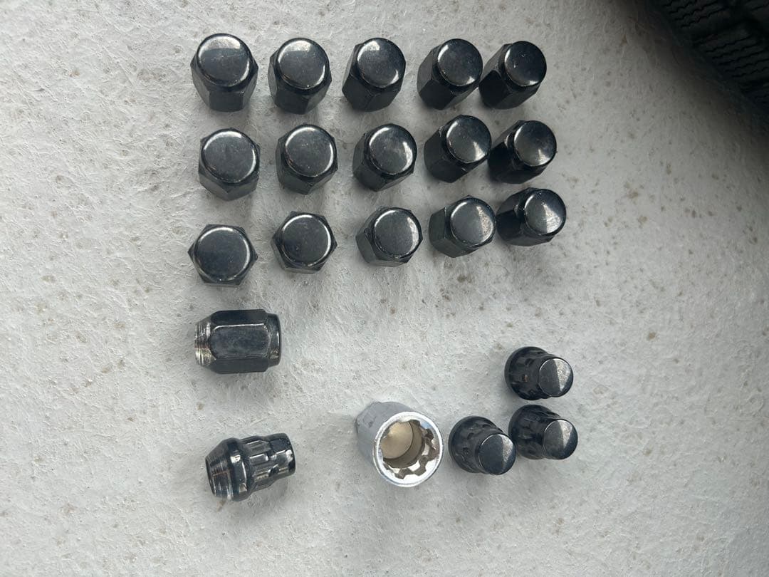 225/60R17 99Q スタッドレスタイヤ中古品　送料込み