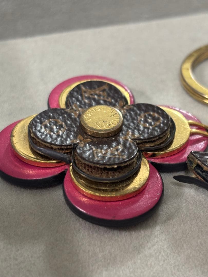 LOUIS VUITTON キーホルダー ポルト クレ ブルーミング フラワー