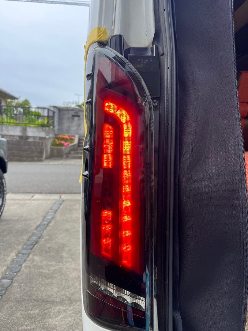 ハイエース 200系 ヴァレンティ Valenti スモークテールランプ