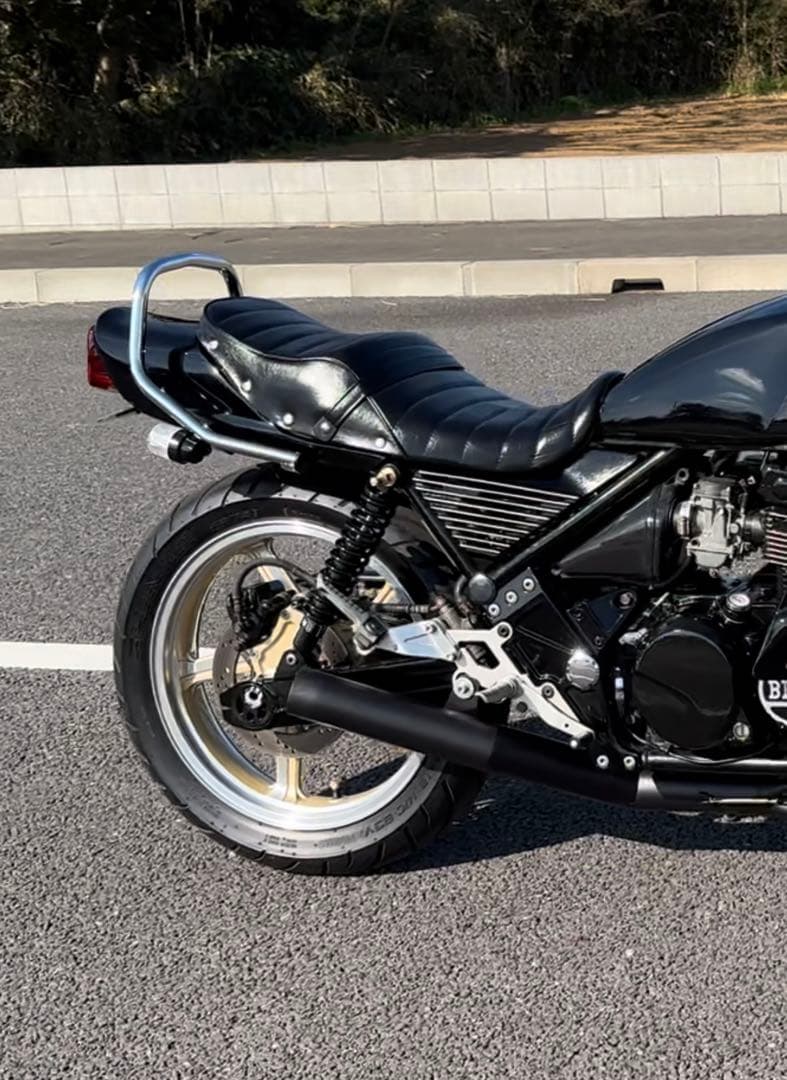 ゼファー400 タックロールシート リベット 超美品 取付け金具付き