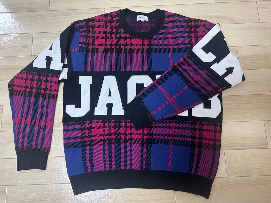 [ジャックバニー] メンズ クルーネックニット (ロゴジャガード、ピンク)