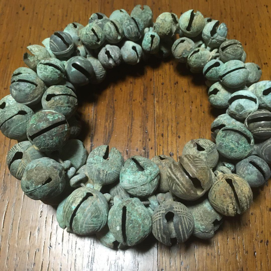 幸運を呼ぶ　チベットの寺院　銅の鈴と特注品の飾り台