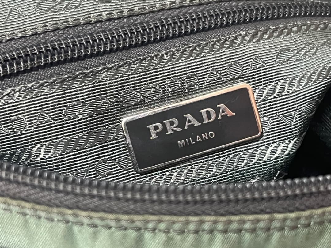 PRADA プラダ 斜め掛け ショルダーバッグ 三角ロゴプレート