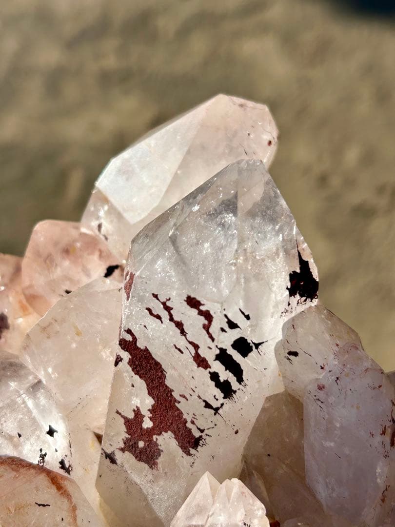 1.6kg❣️⭐️マダガスカル産　水晶クラスター　浄化　虹　キラキラ　癒し⭐️