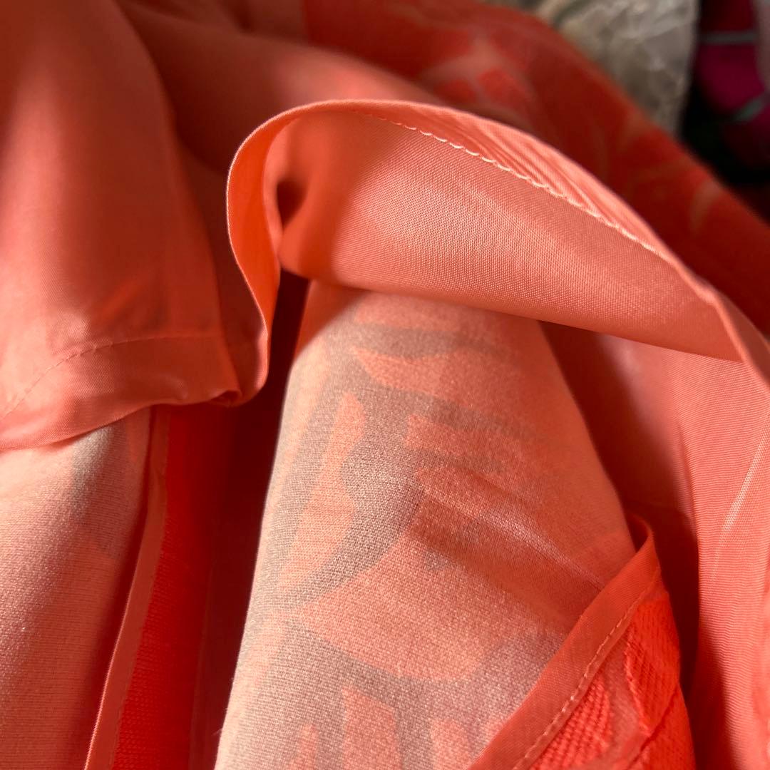 透かし織りの豪華なアンサンブルスーツ　オレンジ系