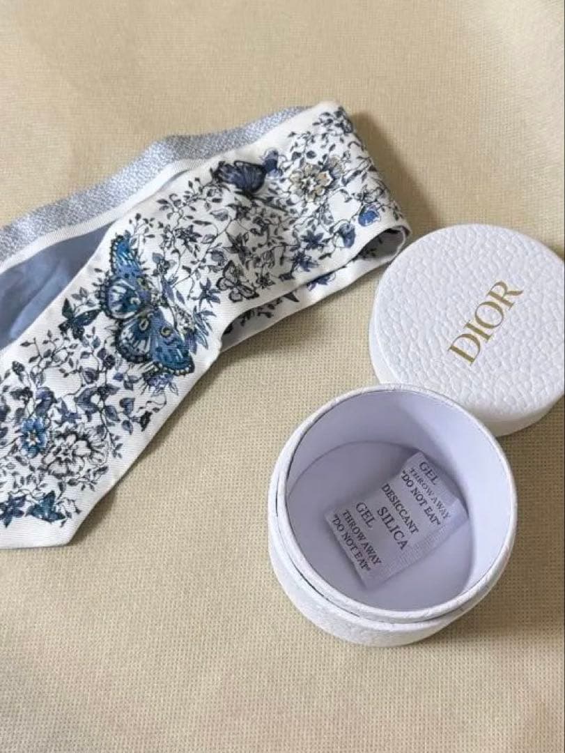 Christian Diorホリデー蝶々2023ミッツァ専用ケース付きレシート◯