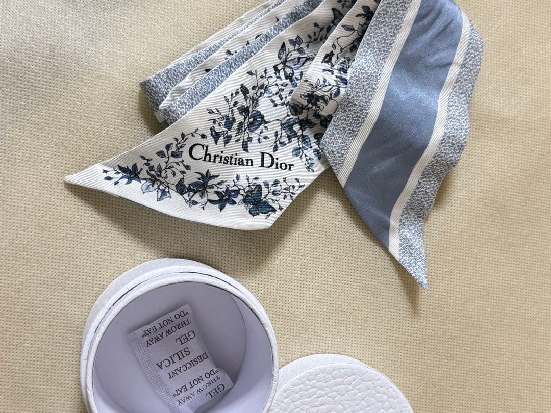 Christian Diorホリデー蝶々2023ミッツァ専用ケース付きレシート◯