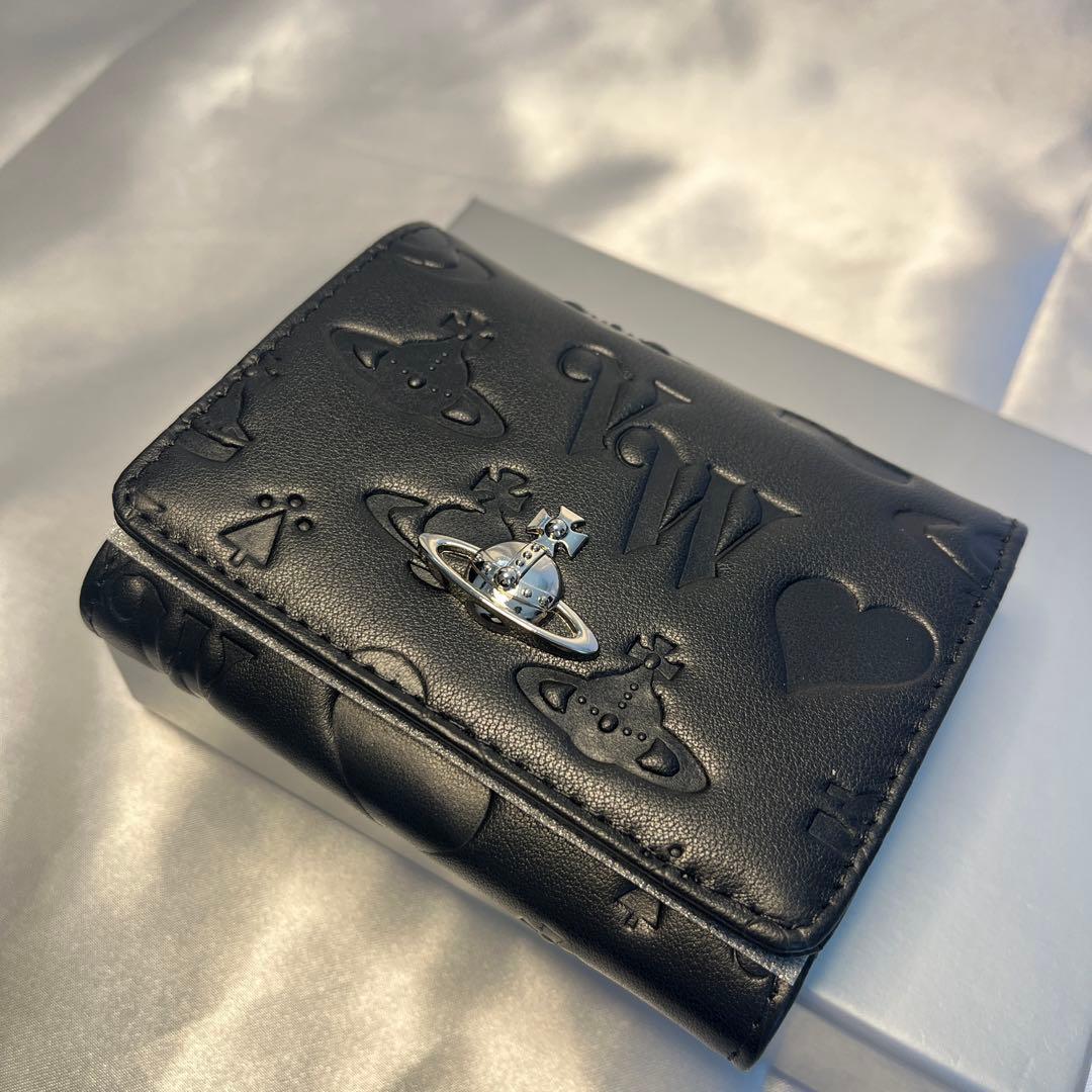 新品 Vivienne Westwood 黒ヴィヴィアン柄 三つ折り財布 大人気