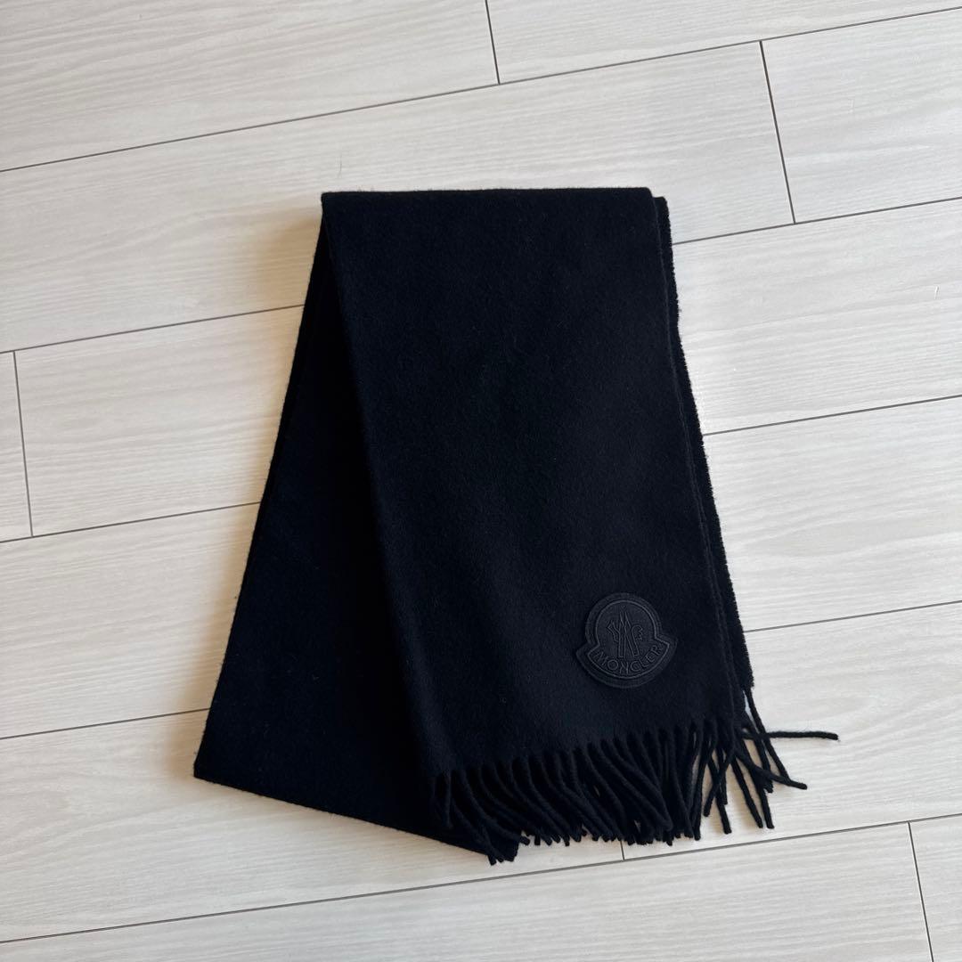 MONCLER 黒ウールマフラー フリンジ付き