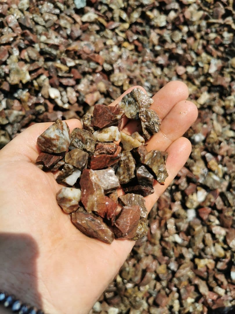 赤砂利　1.000キロ　庭石　鑑賞石　石 石材　砂利　割栗石　庭　坪庭