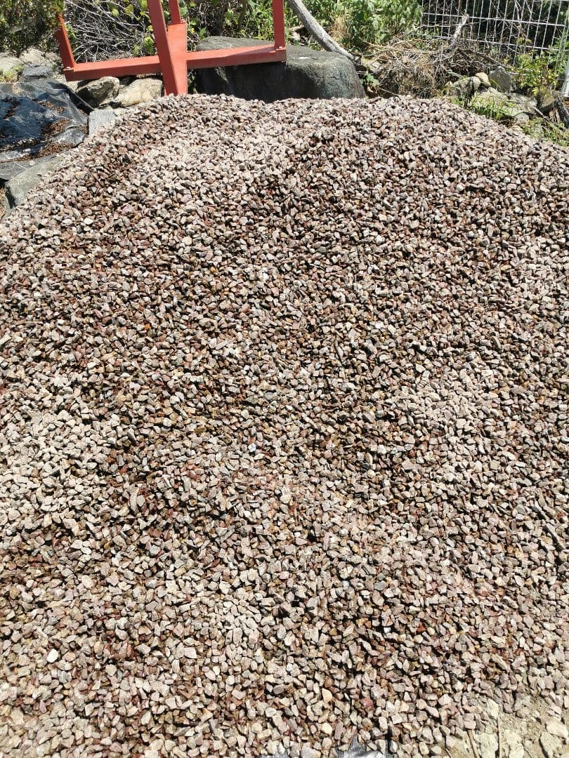 赤砂利　1.000キロ　庭石　鑑賞石　石 石材　砂利　割栗石　庭　坪庭