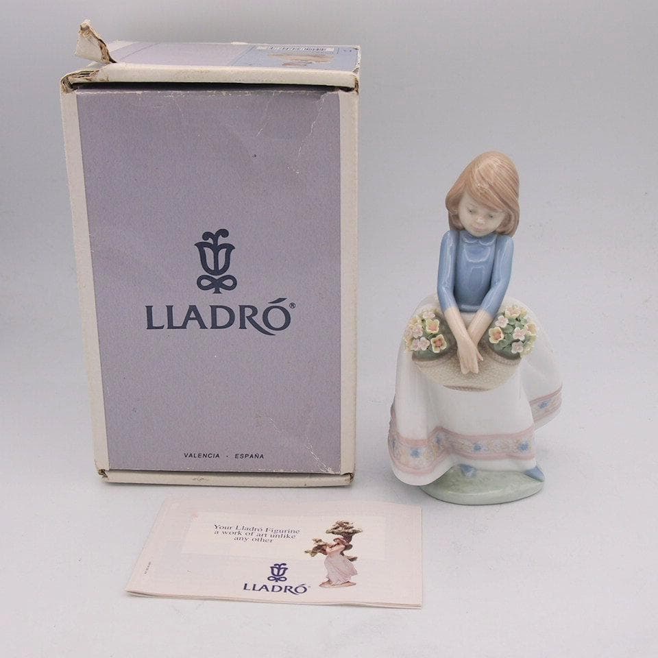 リヤドロ　Lladro No.5467 五月の花 May Flowers