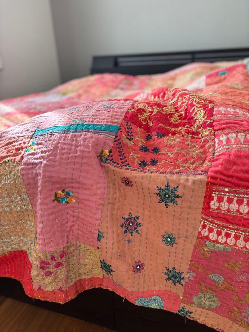 【サーモンピンク系】ラリーキルト　インド刺繍　カンタ　ヴィンテージ　マルチカバー