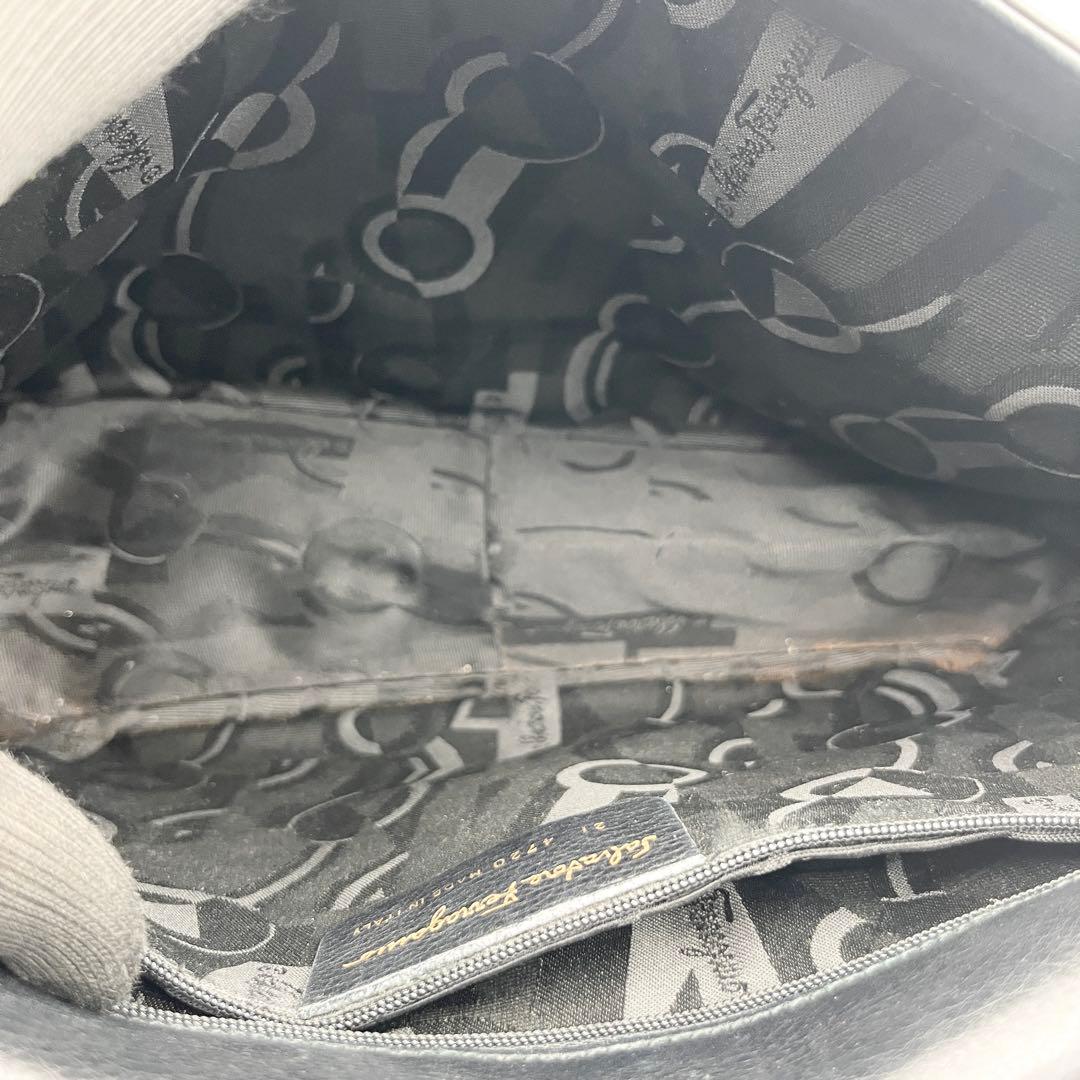 希少 フェラガモ ショルダーバッグ ガンチーニ 斜め掛け レザー メッセンジャー