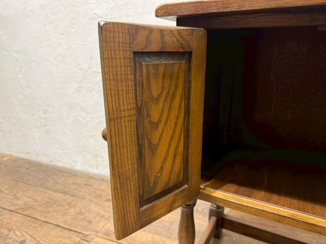 1150 クラシカルなデザインのチェスト　サイドテーブル　アンティーク調　洋家具