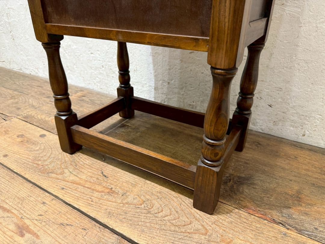 1150 クラシカルなデザインのチェスト　サイドテーブル　アンティーク調　洋家具