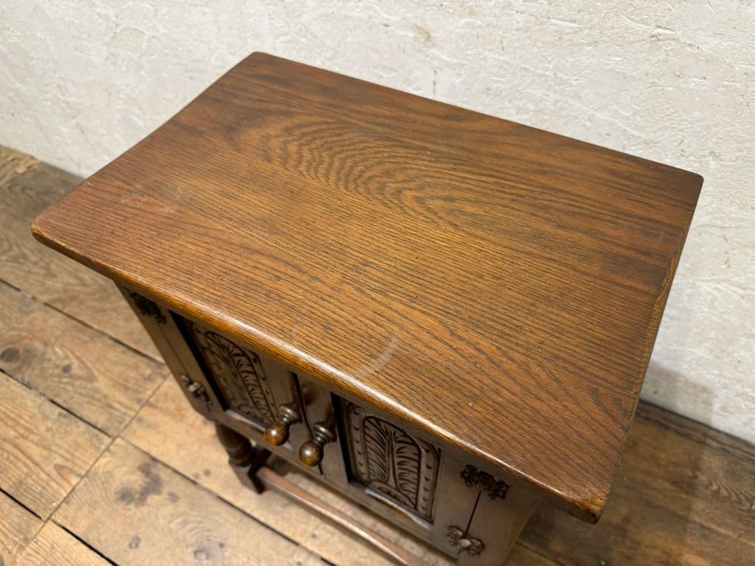 1150 クラシカルなデザインのチェスト　サイドテーブル　アンティーク調　洋家具