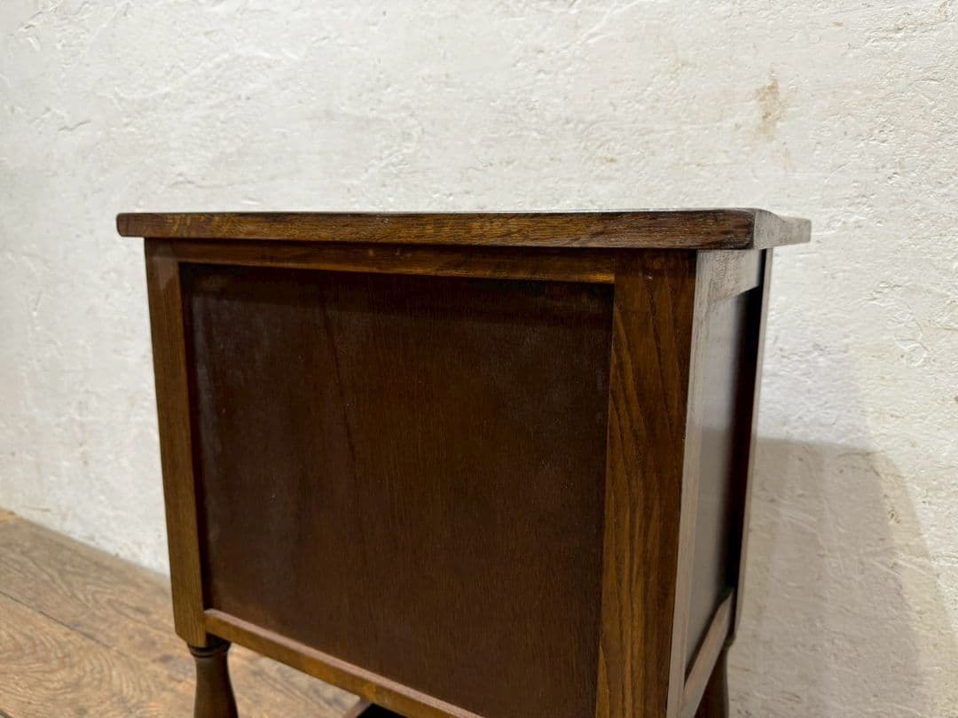 1150 クラシカルなデザインのチェスト　サイドテーブル　アンティーク調　洋家具