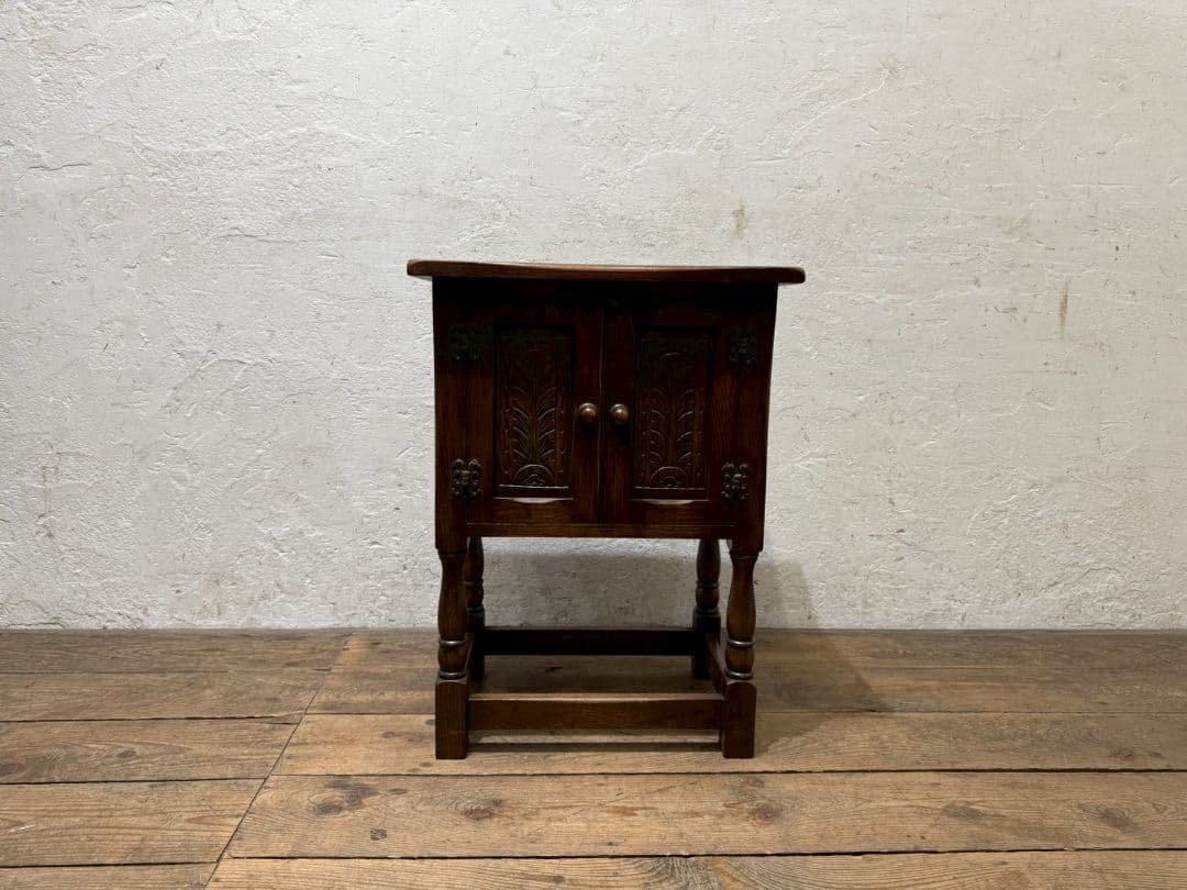 1150 クラシカルなデザインのチェスト　サイドテーブル　アンティーク調　洋家具