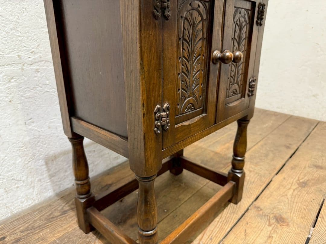 1150 クラシカルなデザインのチェスト　サイドテーブル　アンティーク調　洋家具