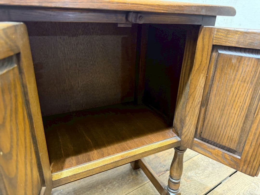 1150 クラシカルなデザインのチェスト　サイドテーブル　アンティーク調　洋家具