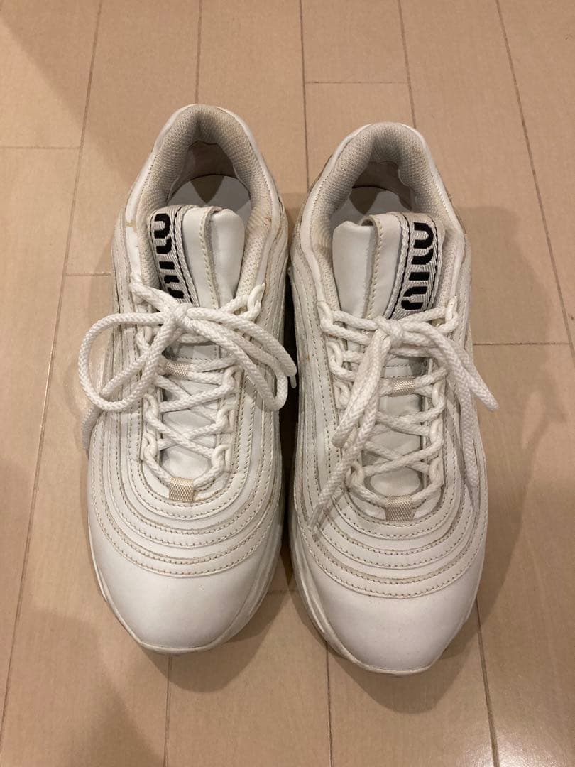 miu miu ホワイト スニーカー クリスタル装飾