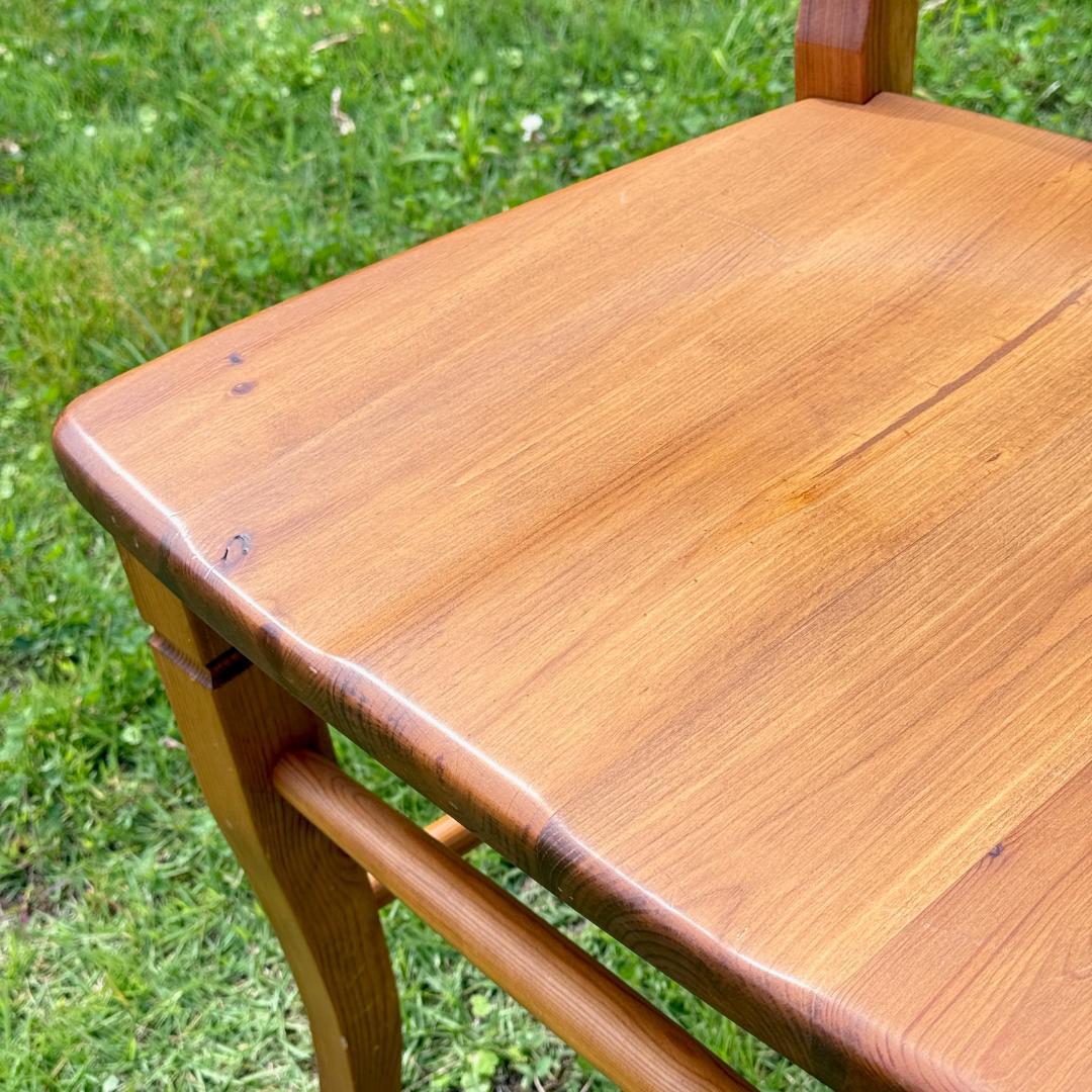 カントリー家具　ナチュラルな佇まいのダイニングチェア　パイン材