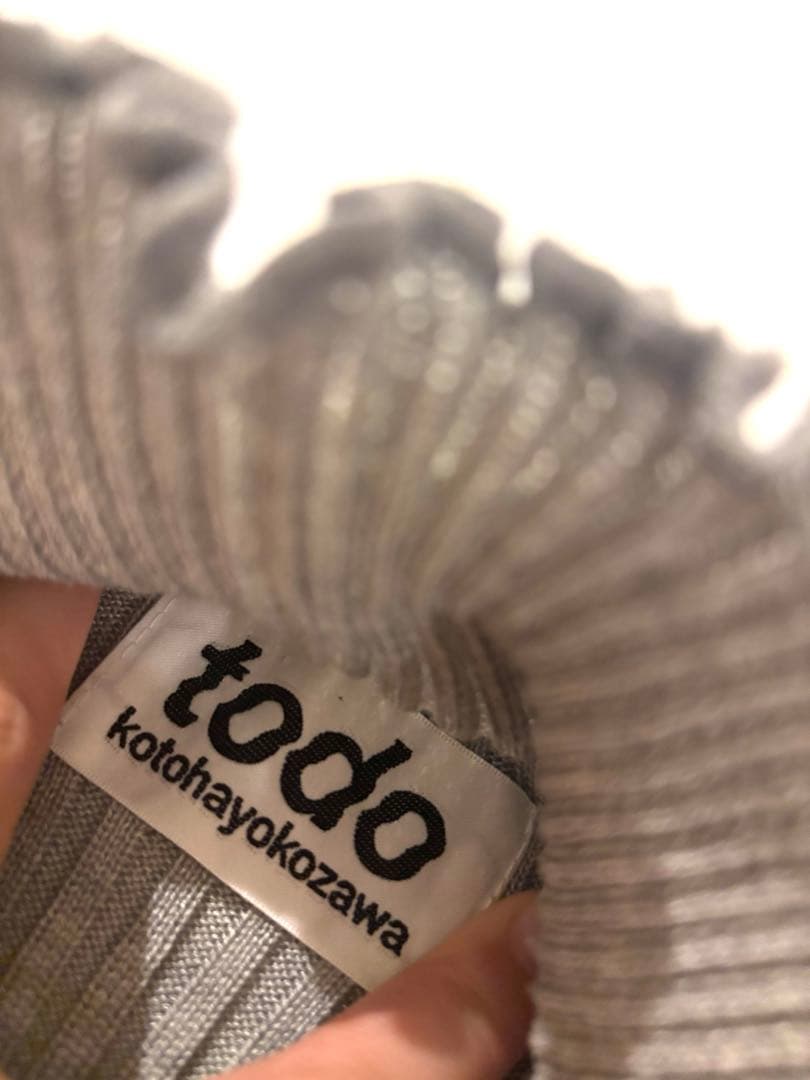 コトハヨコザワ　グレー　ハイネックリブニット