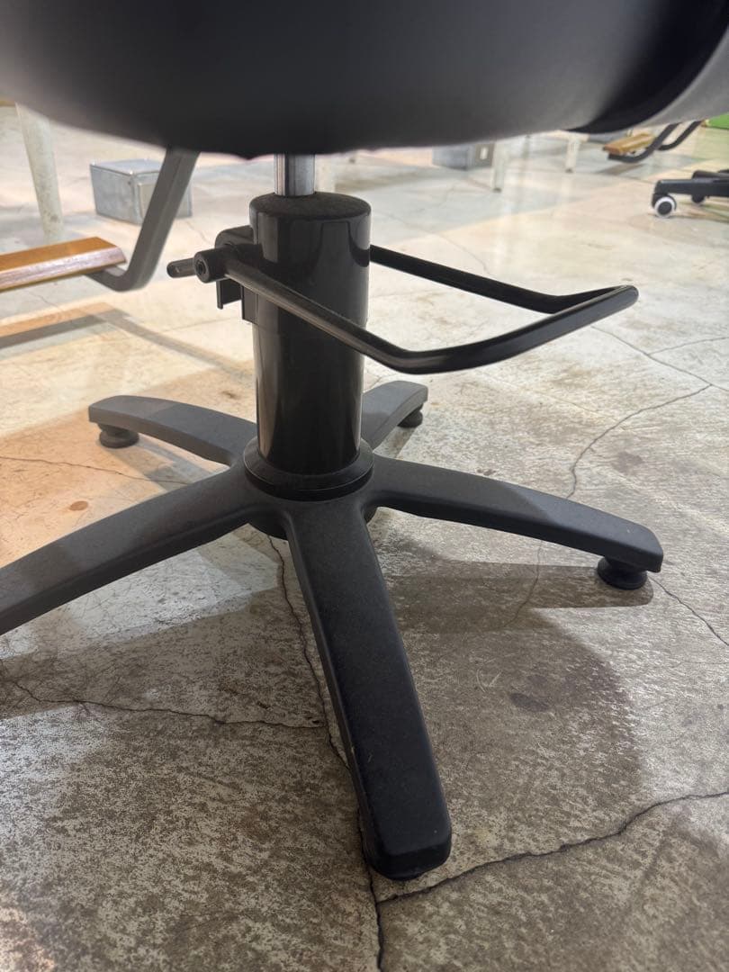 モダンデザイン 黒い椅子 木製アームレスト　美容室　セット椅子　在庫2