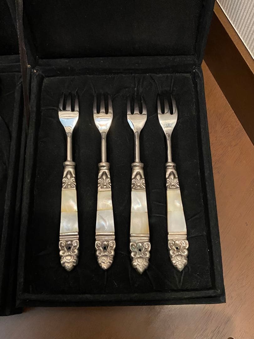 英国　ティーナイフ&ティーフォーク　アンティーク、箱入り　白蝶貝