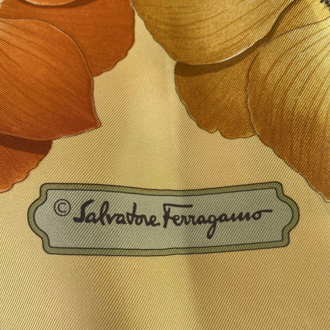 Salvatore Ferragamo 花柄シルクスカーフ 90cmx90cm