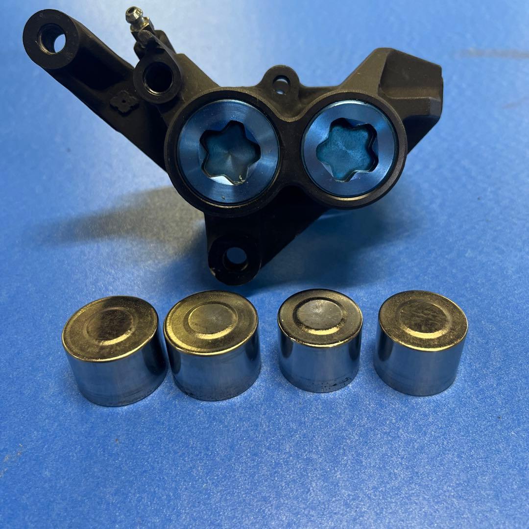 xjr1300 mos キャリパー 100mmピッチ　4ポッド