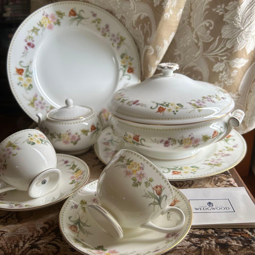 英国製  mirabelle 可憐なお花と金彩のプレート大