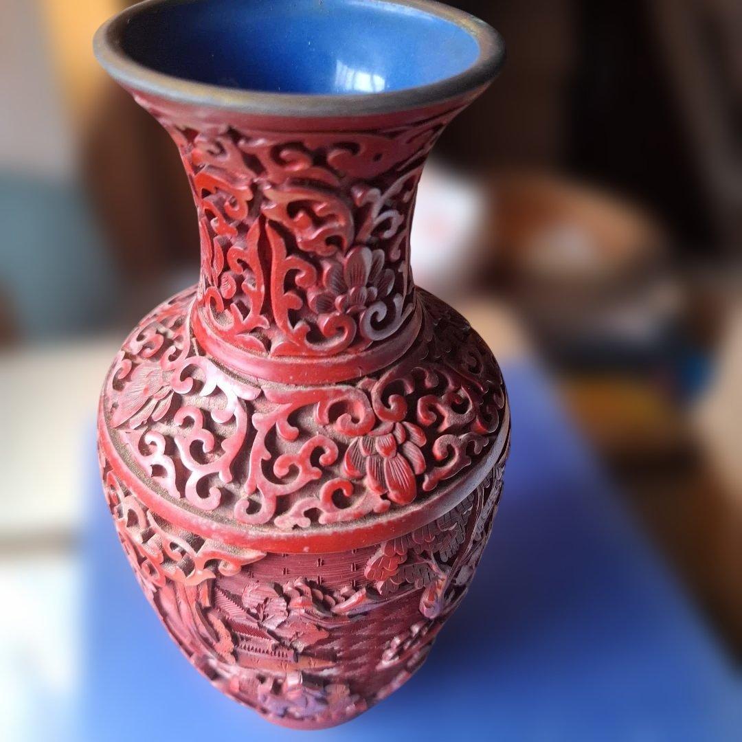 赤色彫刻花瓶 　堆朱　高さ約20cm