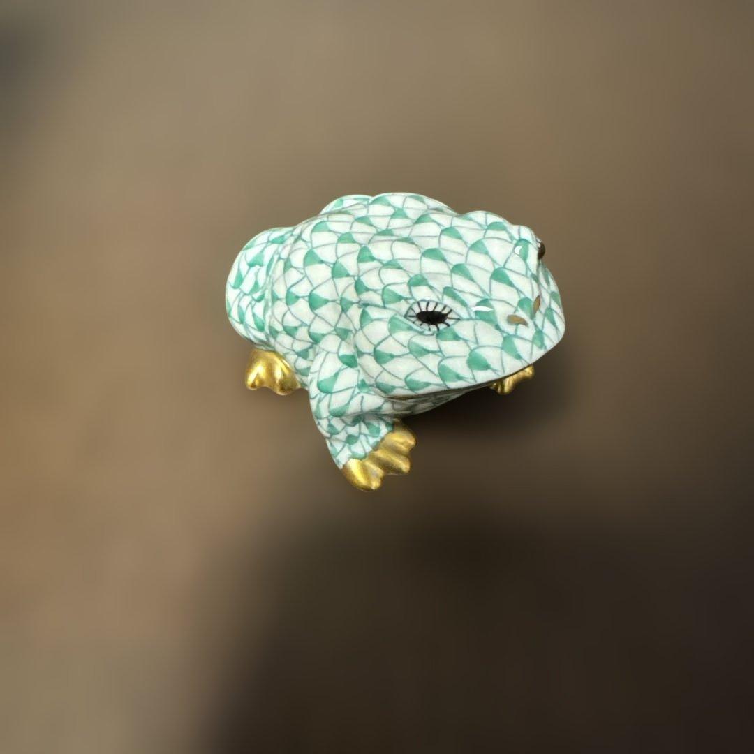 HEREND製　陶器製カエルの置物 緑色と金色の模様 箱無し