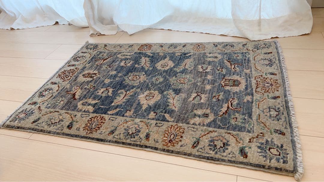 青とベージュの伝統的なラグ