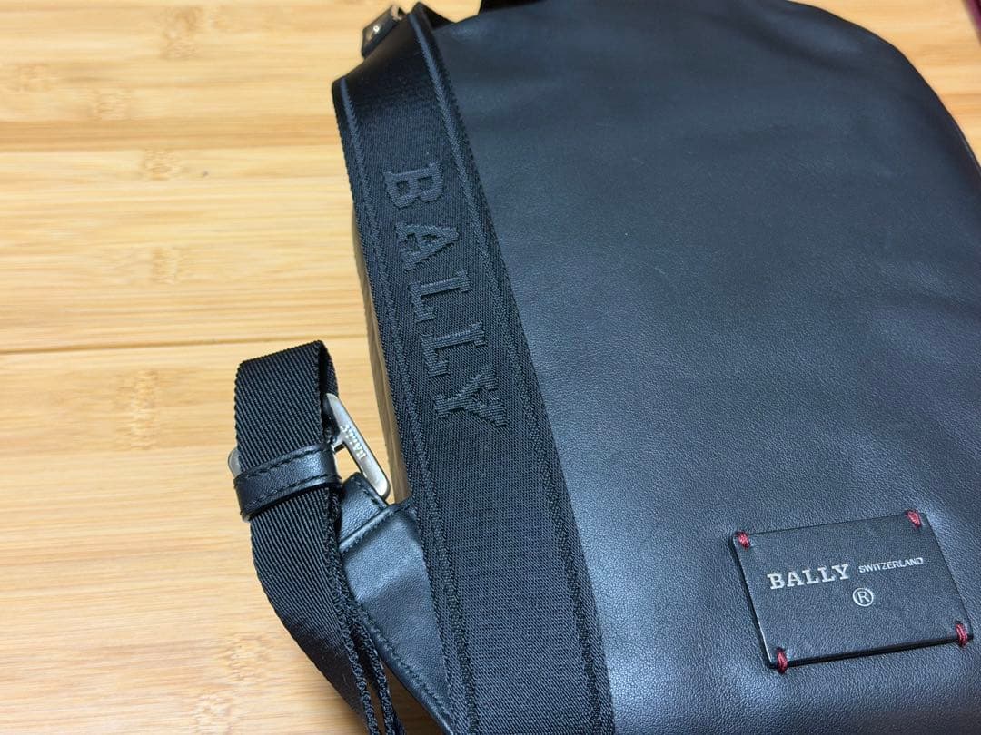 BALLY ブラックレザー クロスボディバッグ