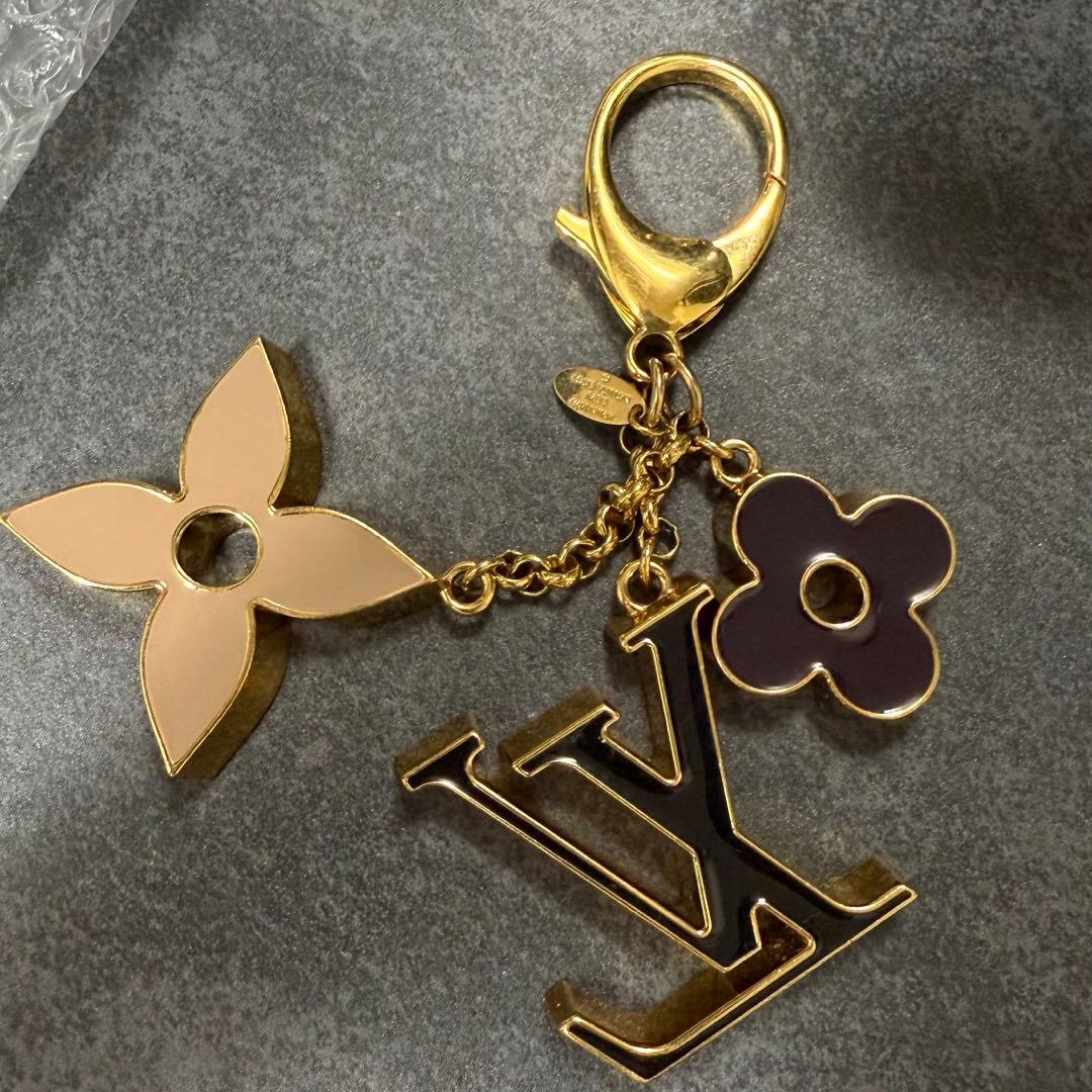 y*。様 Louis Vuitton ロゴチャーム キーホルダー