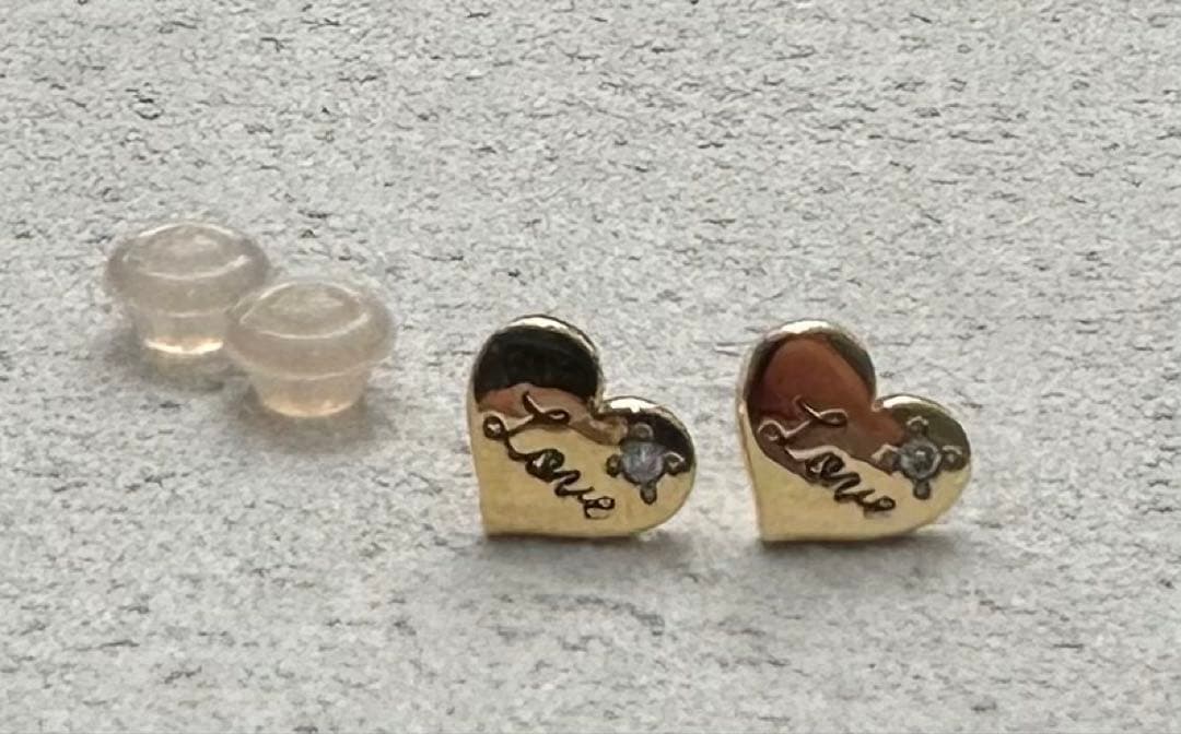 ete K10 ハート型ピアス Love刻印 透明キャッチ付き