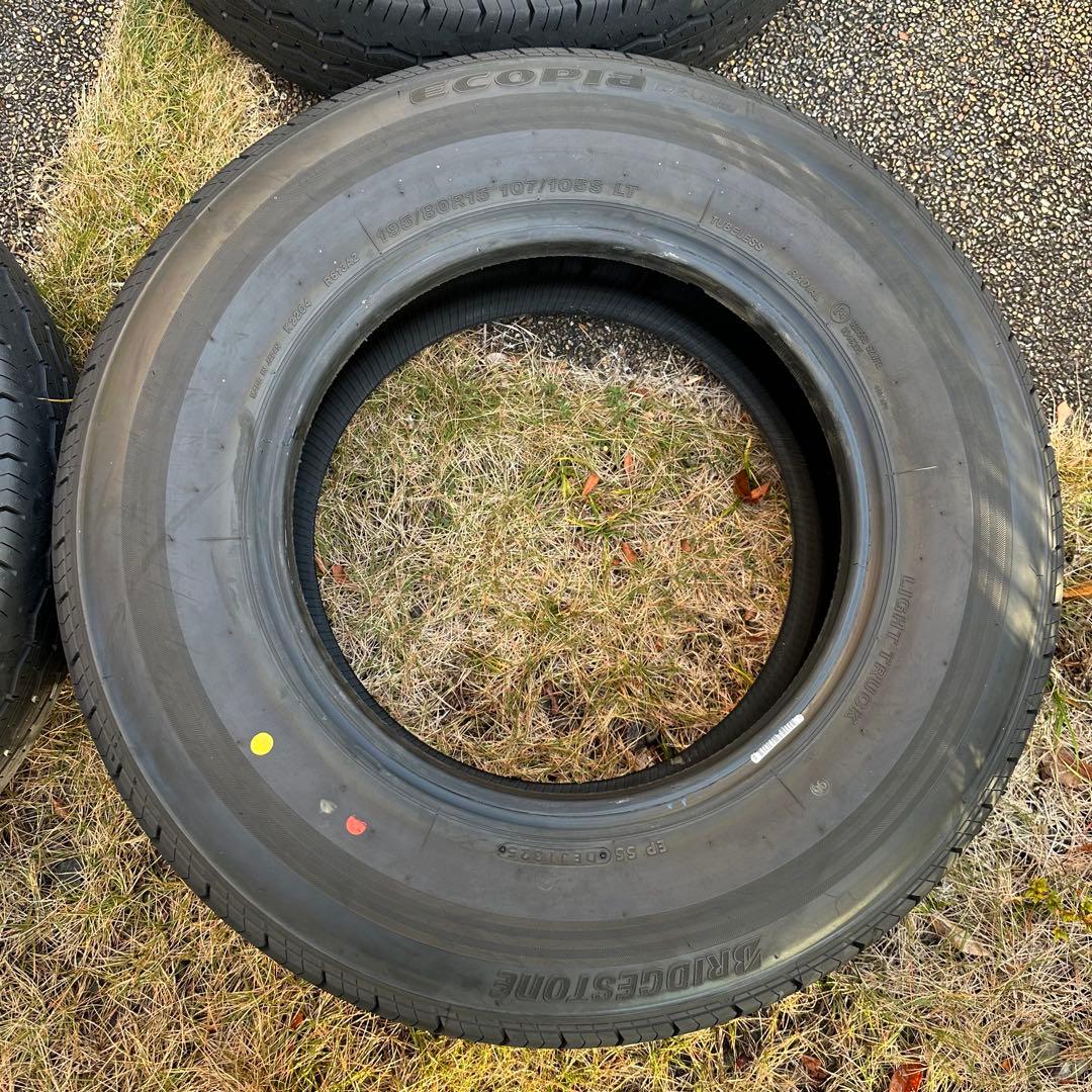 ハイエース　純正タイヤ4本セット　新車外し