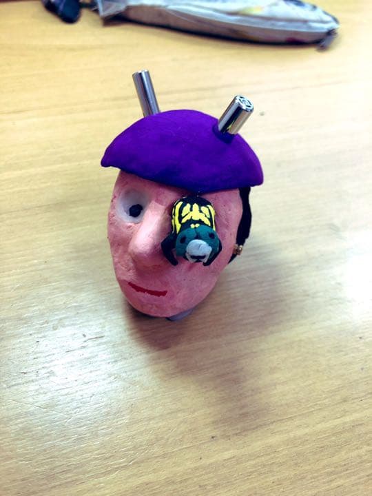 目にトンボが刺さった置物