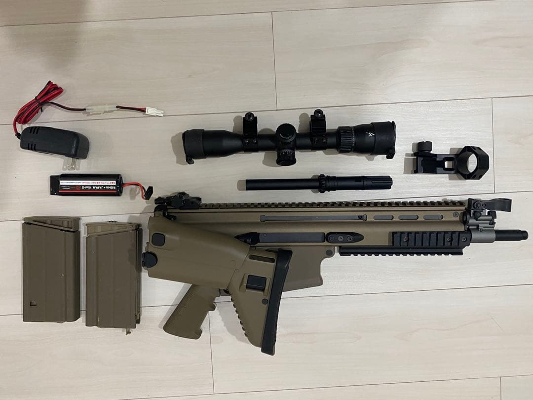 次世代電動ガン SCAR-H 、スコープ、マウント、マガジン2個、充電器付き。