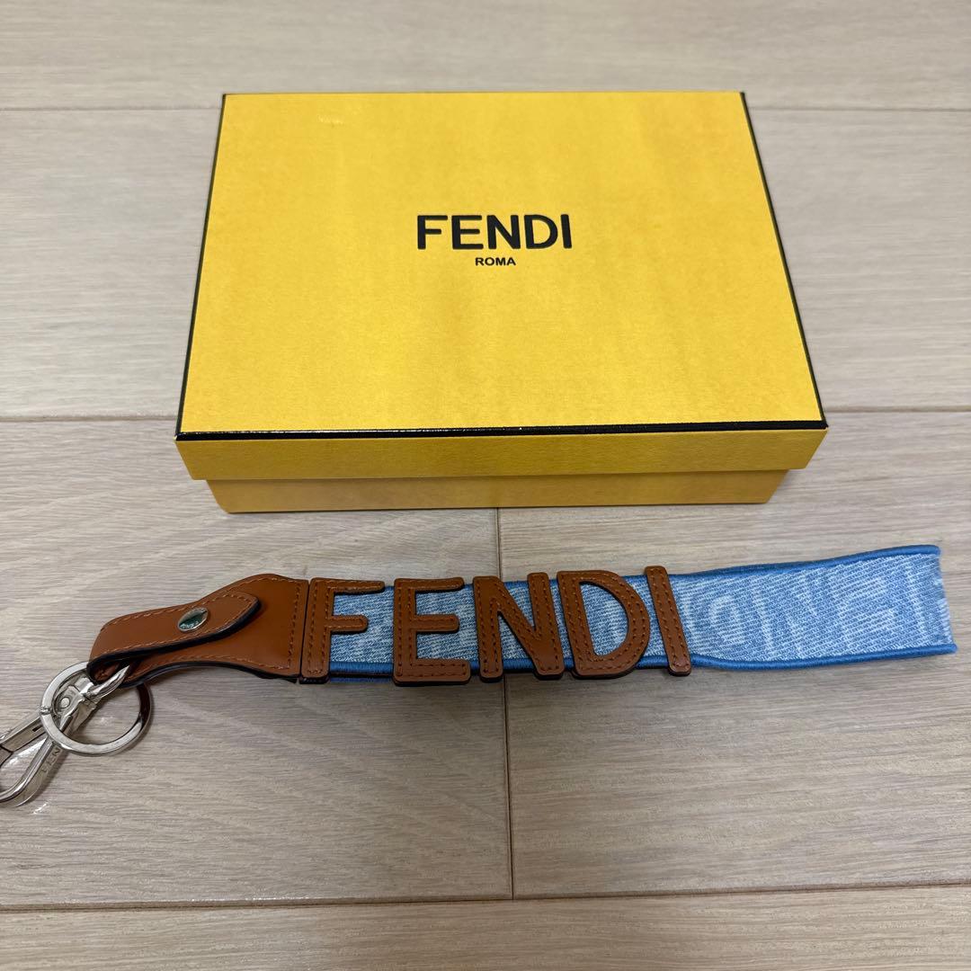 FENDI ロゴ キーホルダー 青色