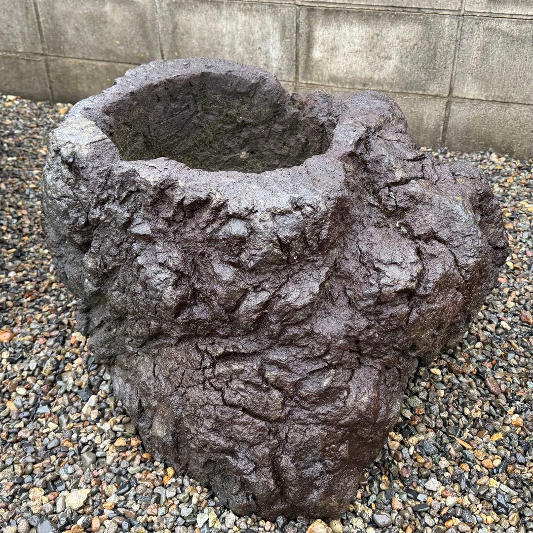 溶岩石の植木鉢、岩鉢。
