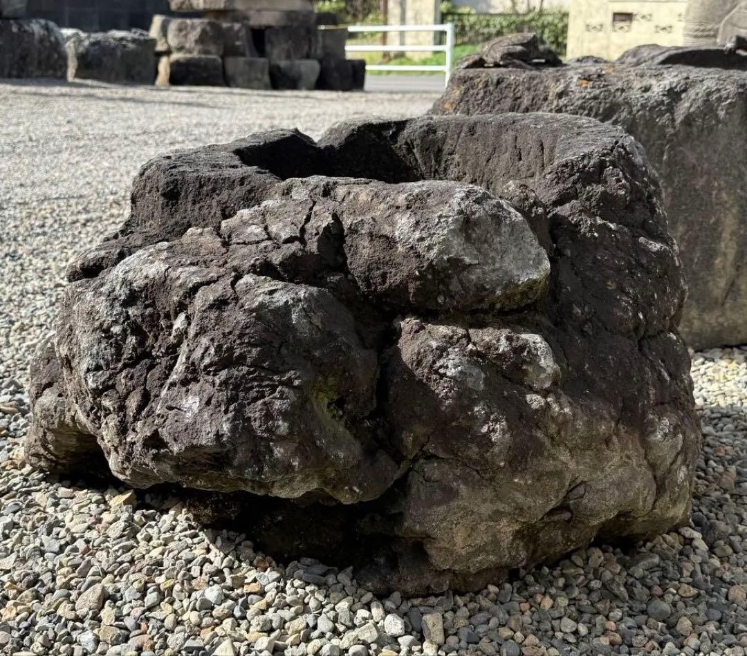 溶岩石の植木鉢、岩鉢。