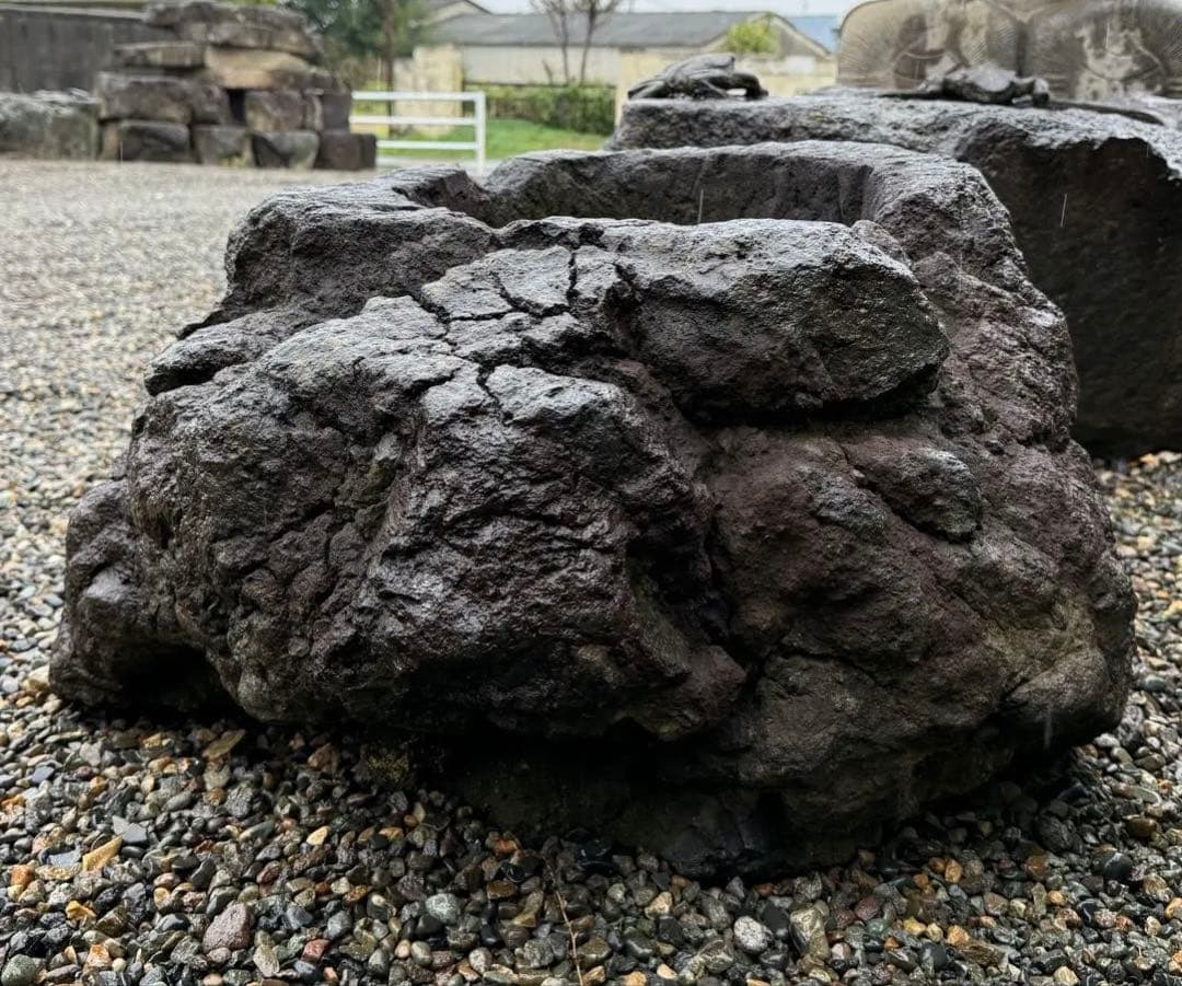 溶岩石の植木鉢、岩鉢。