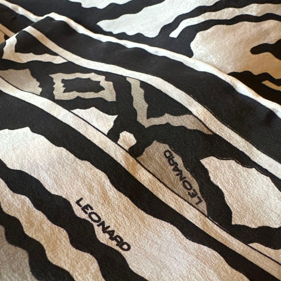 LEONARD モノクロ幾何学模様スカーフ