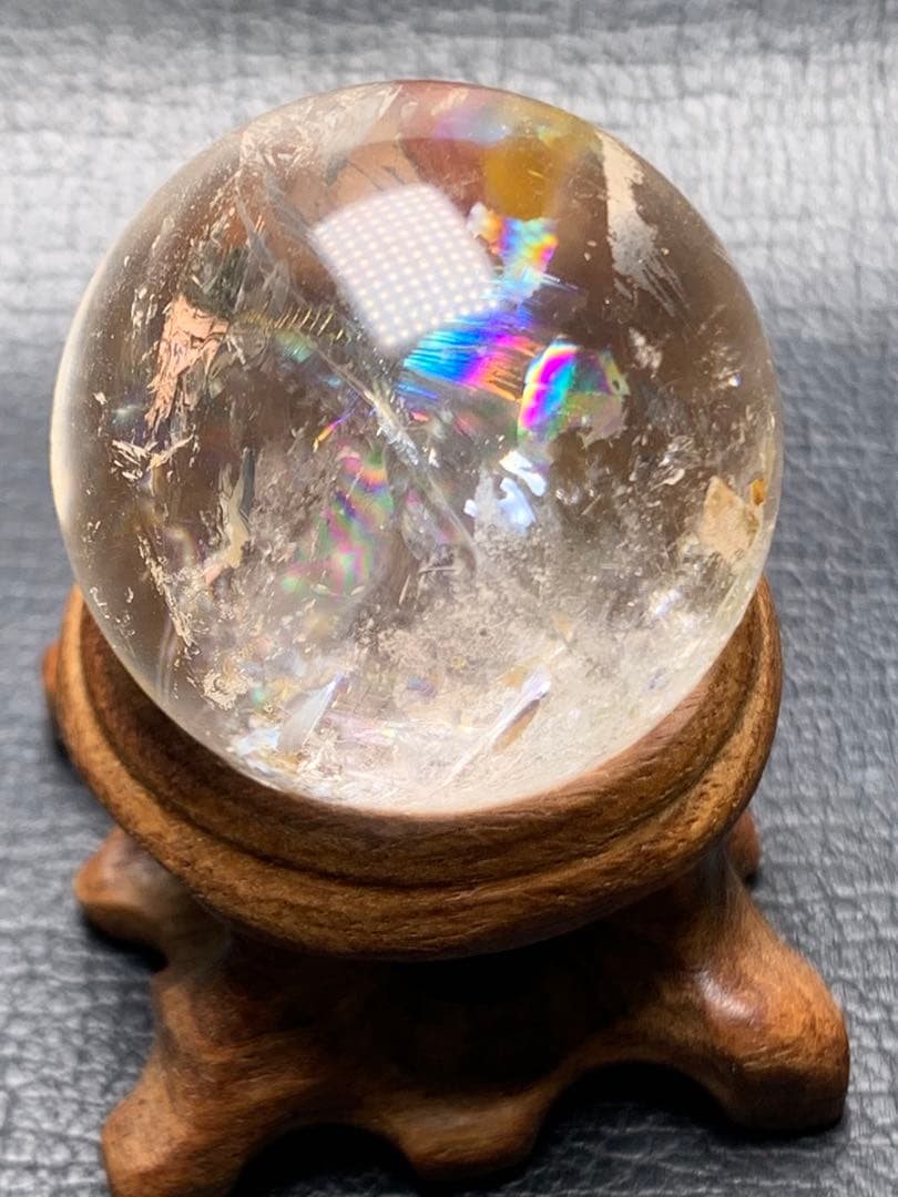 060847 虹入り　天然水晶玉台座付き31.6ミリ