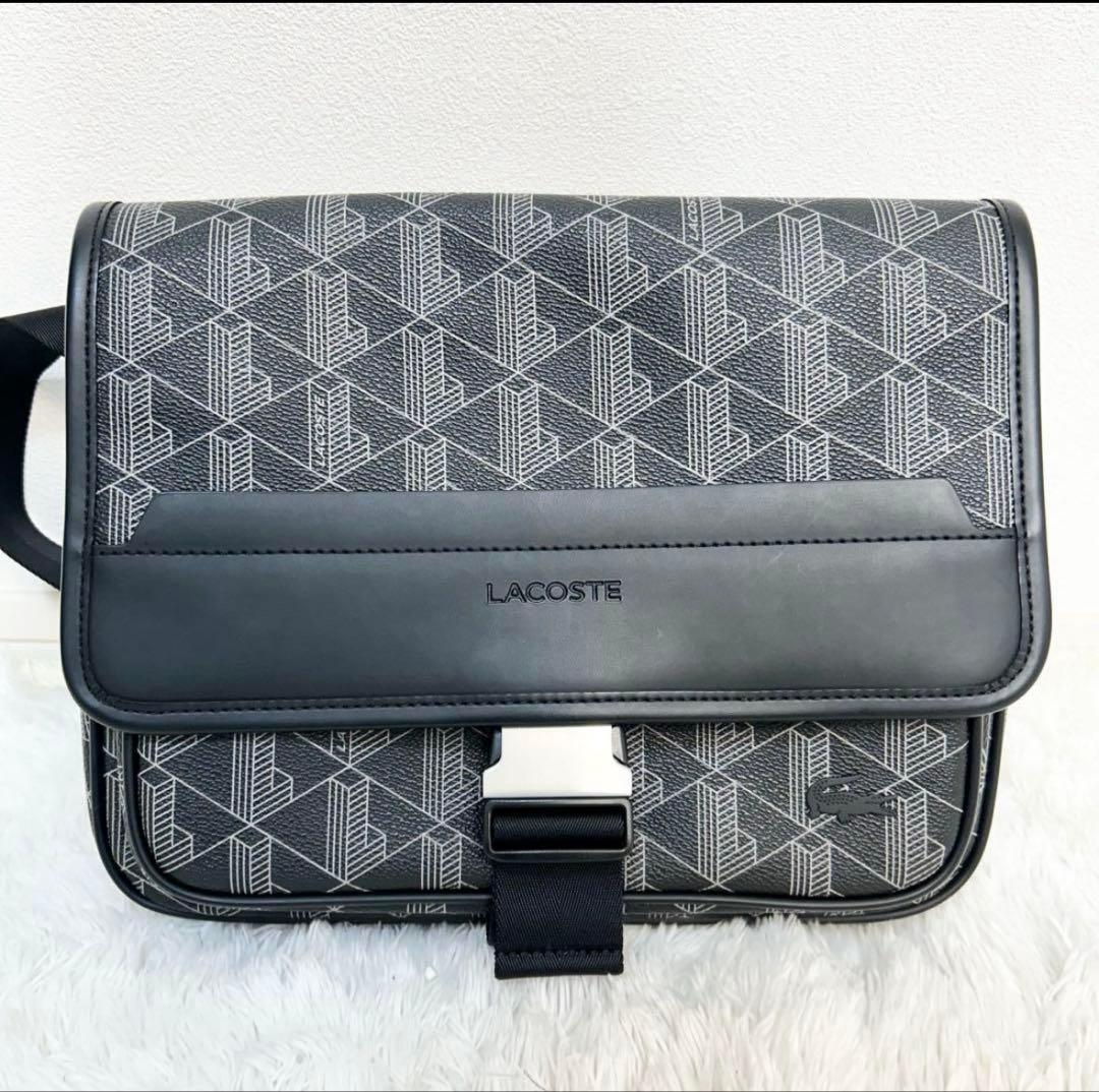 LACOSTE ザブレンド モノグラムフラップメッセンジャーバッグ