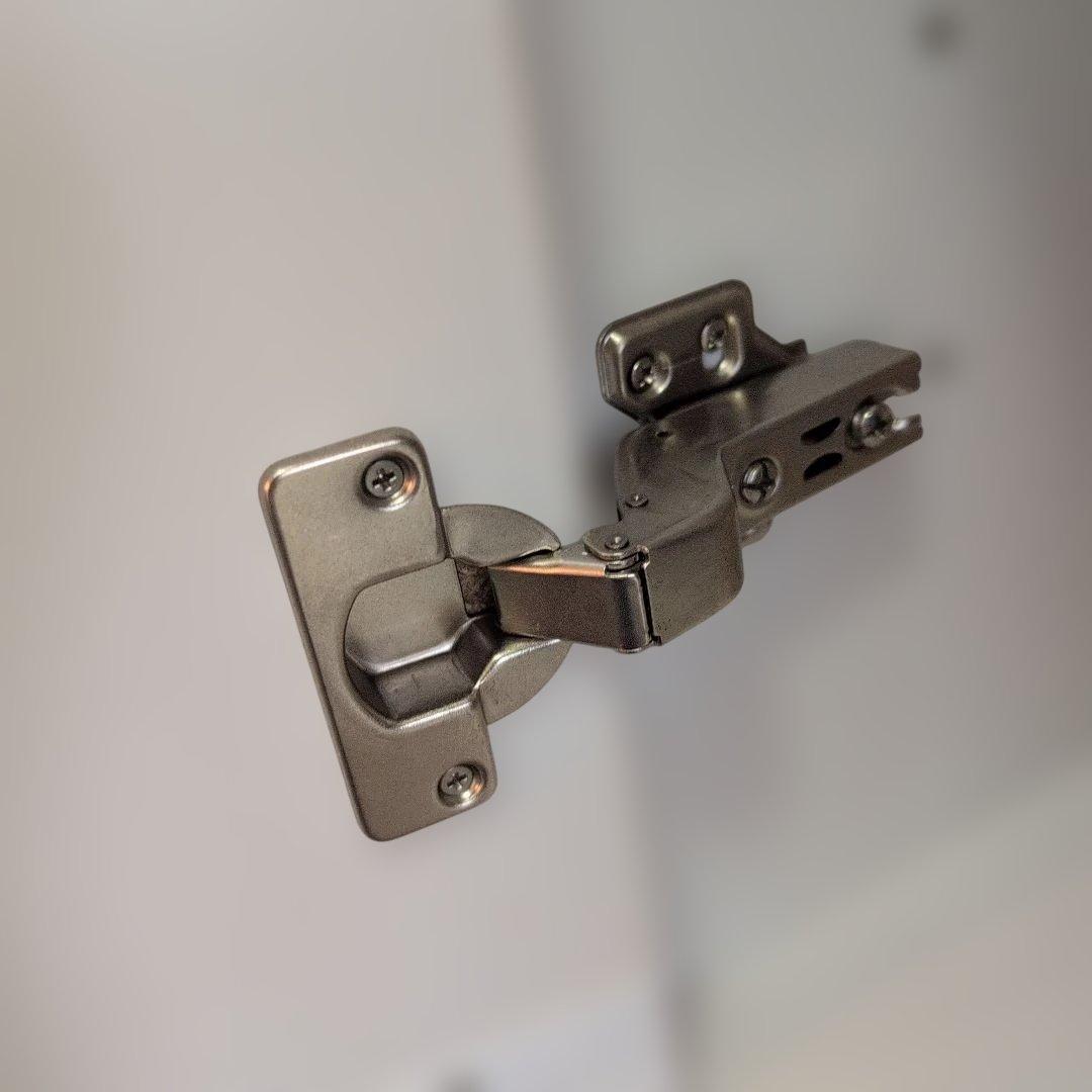 鏡面扉チェスト　オフホワイト 大容量収納棚 　リビング　キッチン　洗面所に！美品